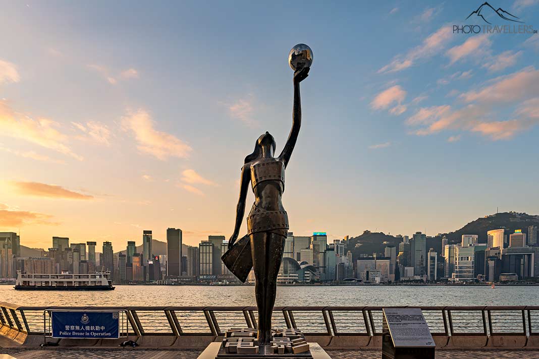 Die Statue der Trophäe der Hong Kong Film Awards an der Avenue of Stars im Morgenlicht
