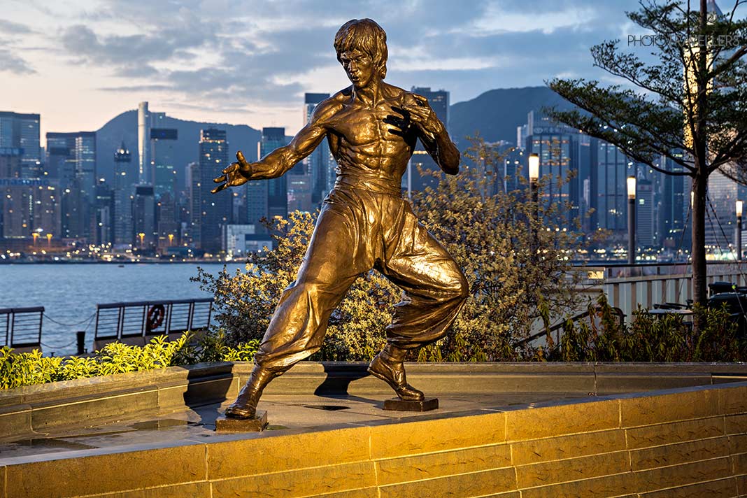 Die Statue von Bruce Lee an der Avenue of Stars in Hongkong
