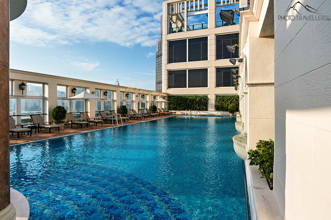 Der Pool vom 5-Sterne-Hotel The Royal Garden in Hongkong