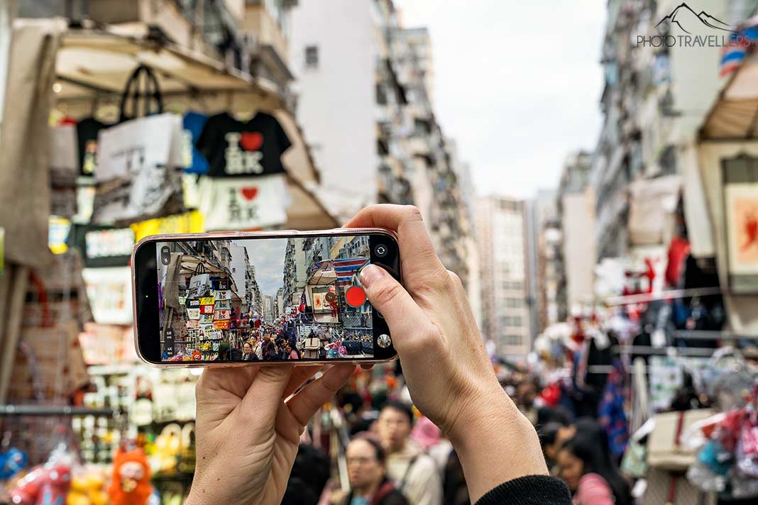 Reisebloggerin Biggi Bauer filmt mit dem iPhone auf dem Ladies Market in Hongkong