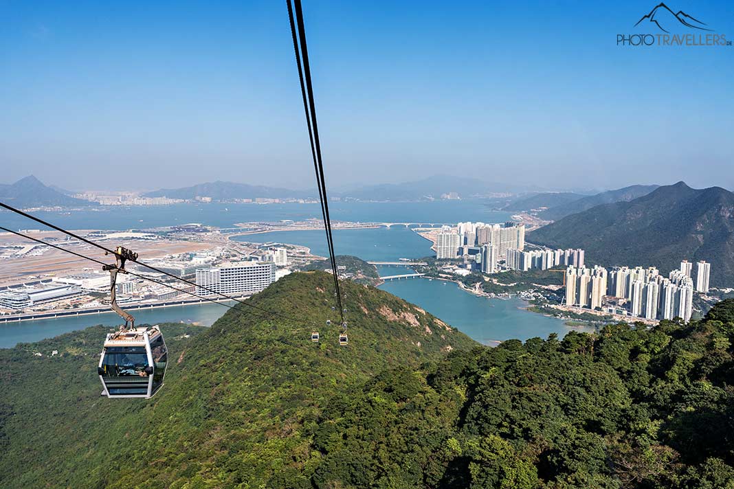 Der Blick aus einer Gondel der Seilbahn Ngong Ping 360 auf die Landschaft und das Meer