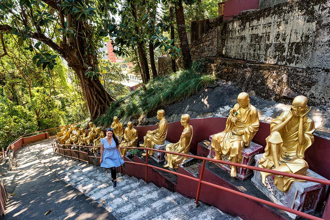 Reisebloggerin Biggi Bauer auf einer Treppe im Ten Thousand Buddhas Monastery in Hongkong