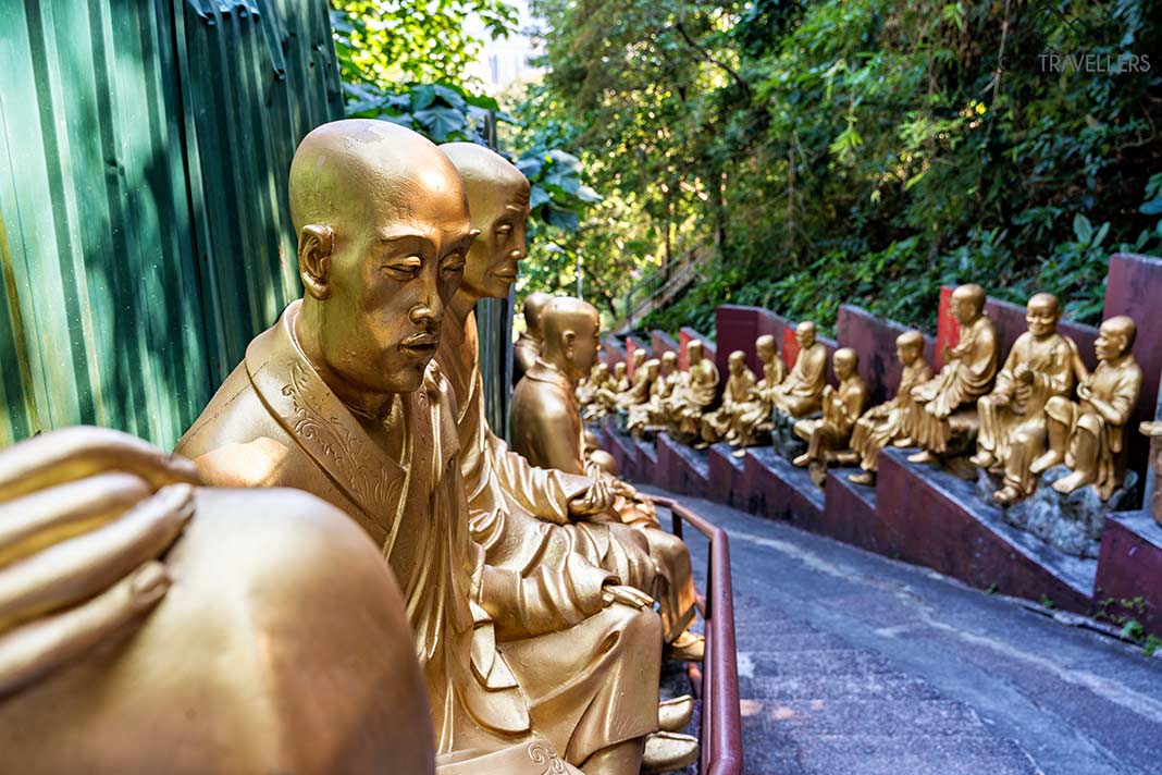 Goldene Buddhas im Ten Thousand Buddhas Monastery in Hongkong