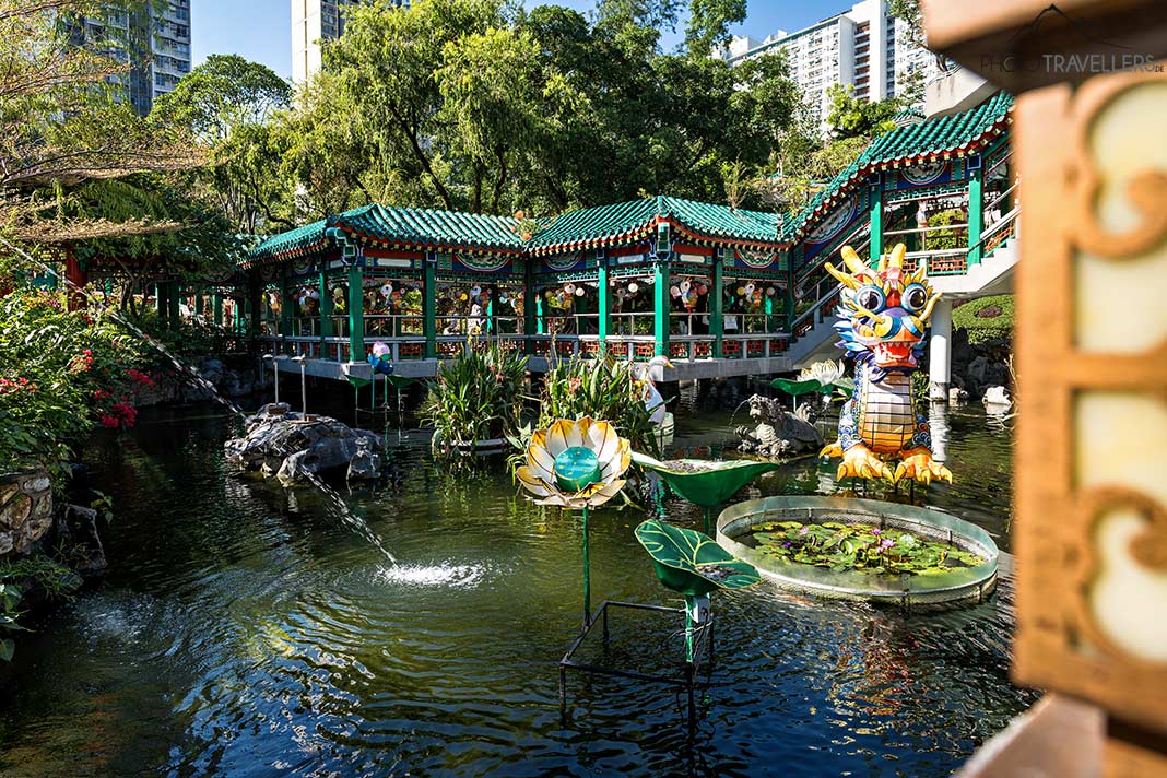 Bunte Figuren und ein Teich im Wong Tai Sin Tempel in Hongkong