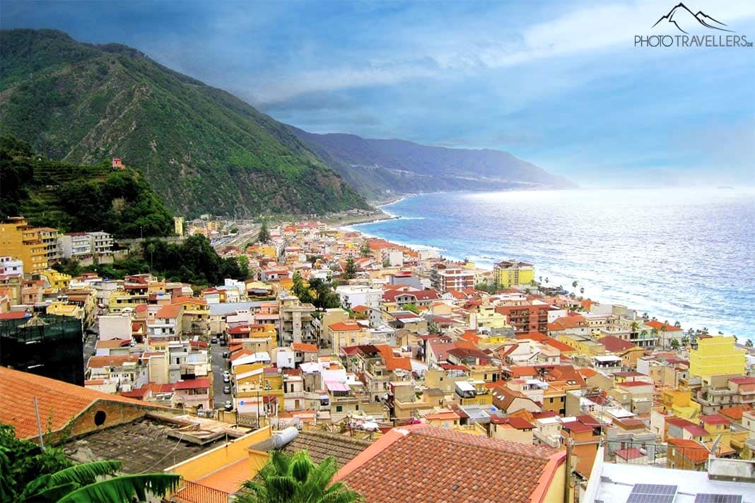Blick auf die bunten Dächer von Bagnara Calabra mit dem Meer und der begrünten Steilküste dahinter