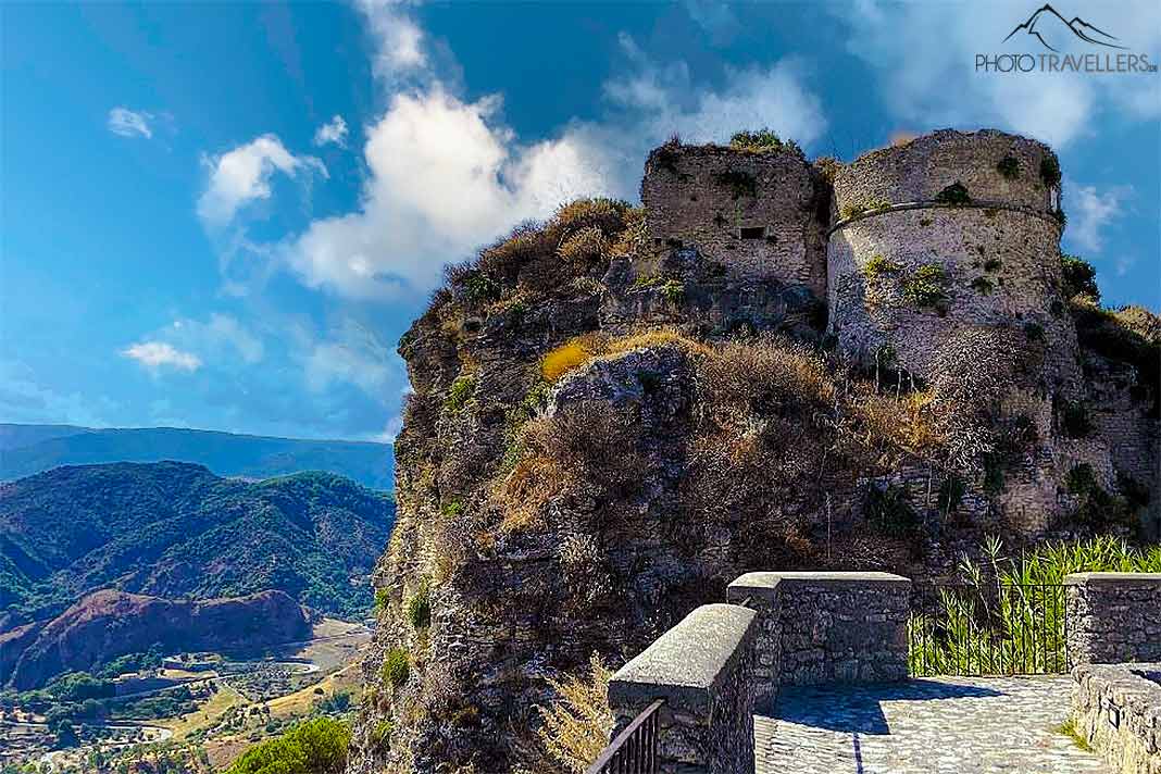 Die Rundtürme der Burg von Gerace auf einem Felsen über dem bewaldeten Nationalpark