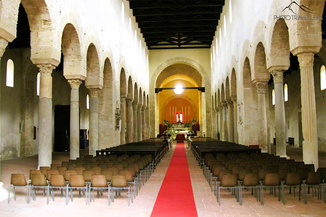 Ein roter Teppich zwischen Stuhlreihen in den Säulengängen der Kathedrale Santa Maria Assunta in Gerace