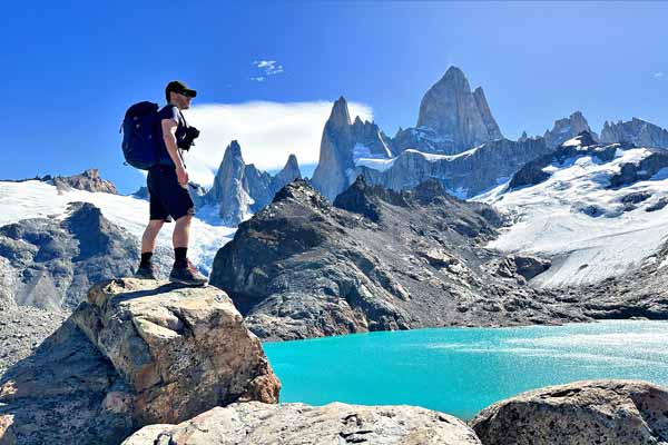 Reiseblogger Florian Westermann vor einer Gletscherlagune, Argentinien