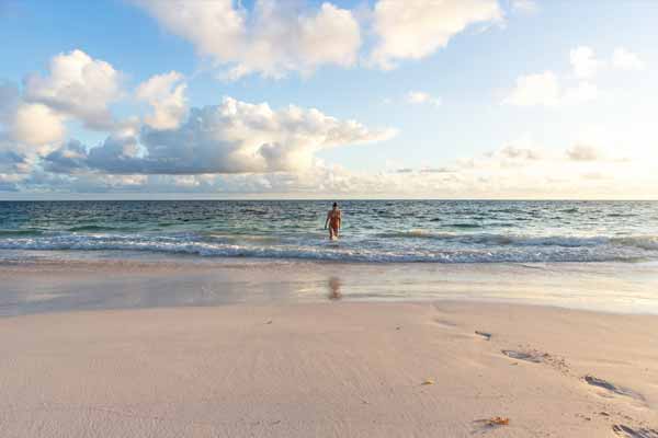 Reisebloggerin Biggi Bauer am Strand, Bahamas