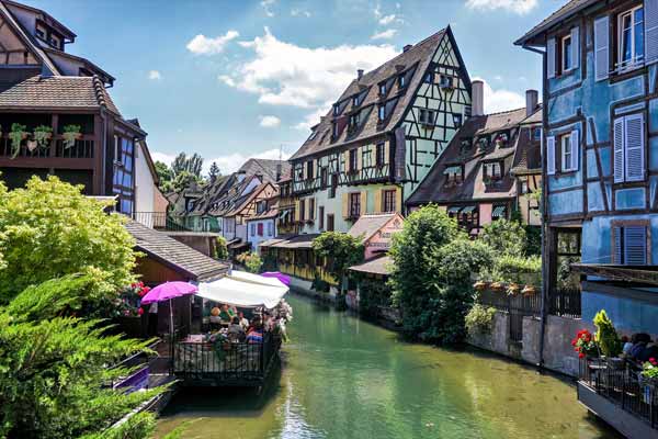 Fachwerkhäuser neben einem Bach in Colmar, Frankreich