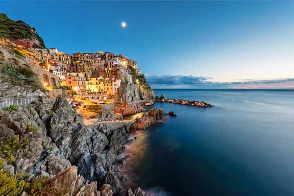 Ein Fischerort an der Steilküste, Italien