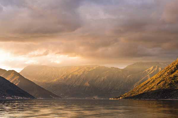 Sonnenuntergang in der Bucht von Kotor, Montenegro