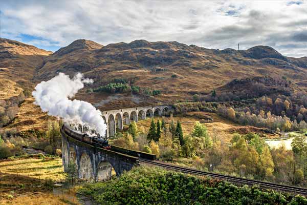 Dampflok auf den Glenfinnan Viadukt, Schottland