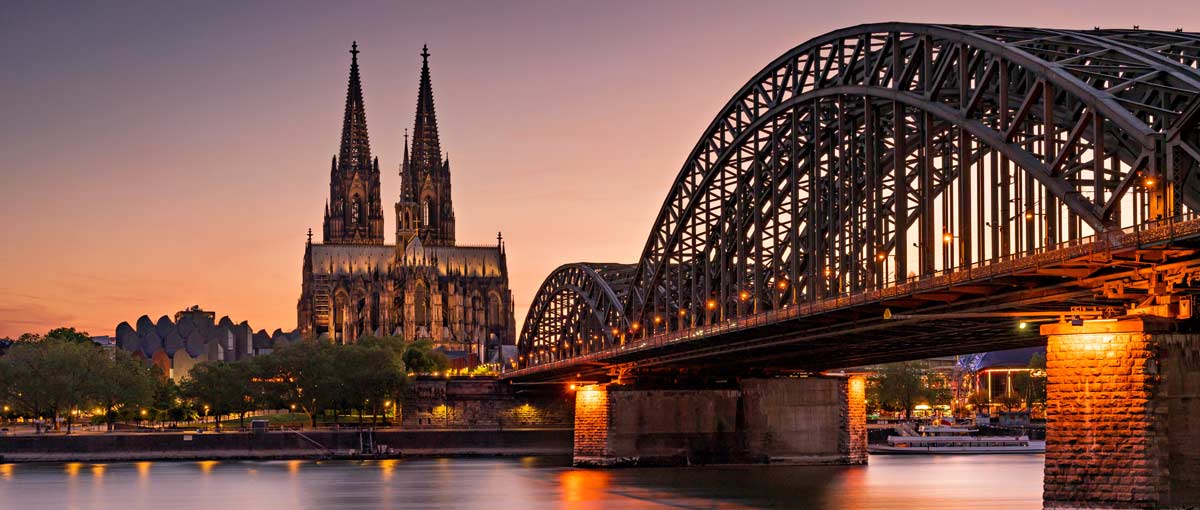startseite-koeln-sehenswuerdigkeiten Blick auf Hohenzollernbrücke und Kölner Dom