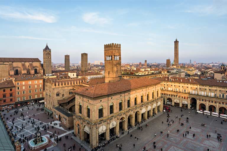 startseite-urlaub-ohne-flugzeug Blick von oben über den Marktplatz von Bologna