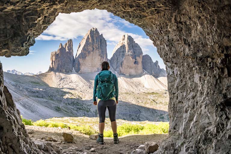 startseite-urlaubsziele Reisebloggerin Biggi Bauer vor den Drei Zinnen in den Dolomiten