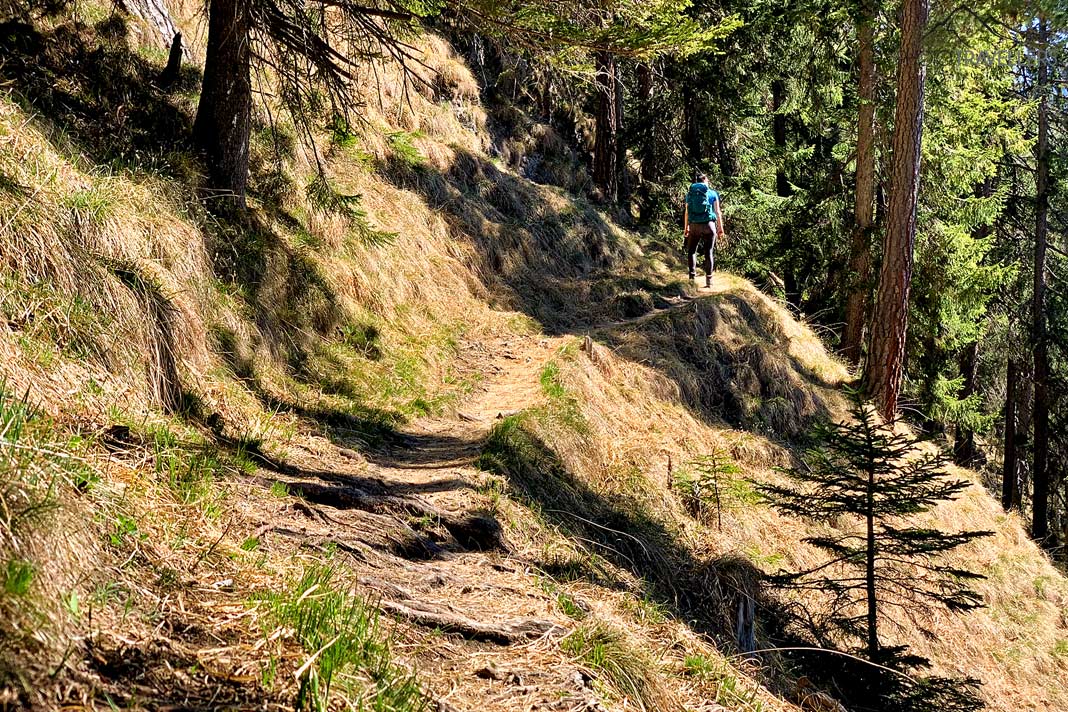Reisebloggerin Biggi Bauer auf einem schmalen Bergpfad