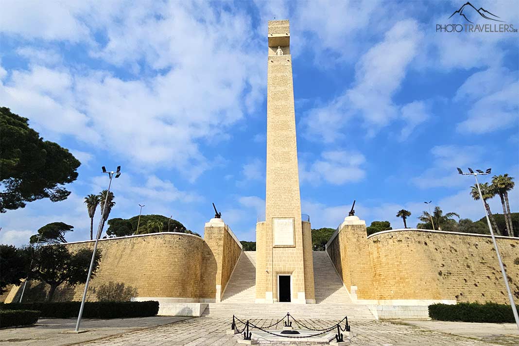 Das 53 Metzer hohe Seemannsdenkmal mit Schutzwänden aus beigem Naturstein