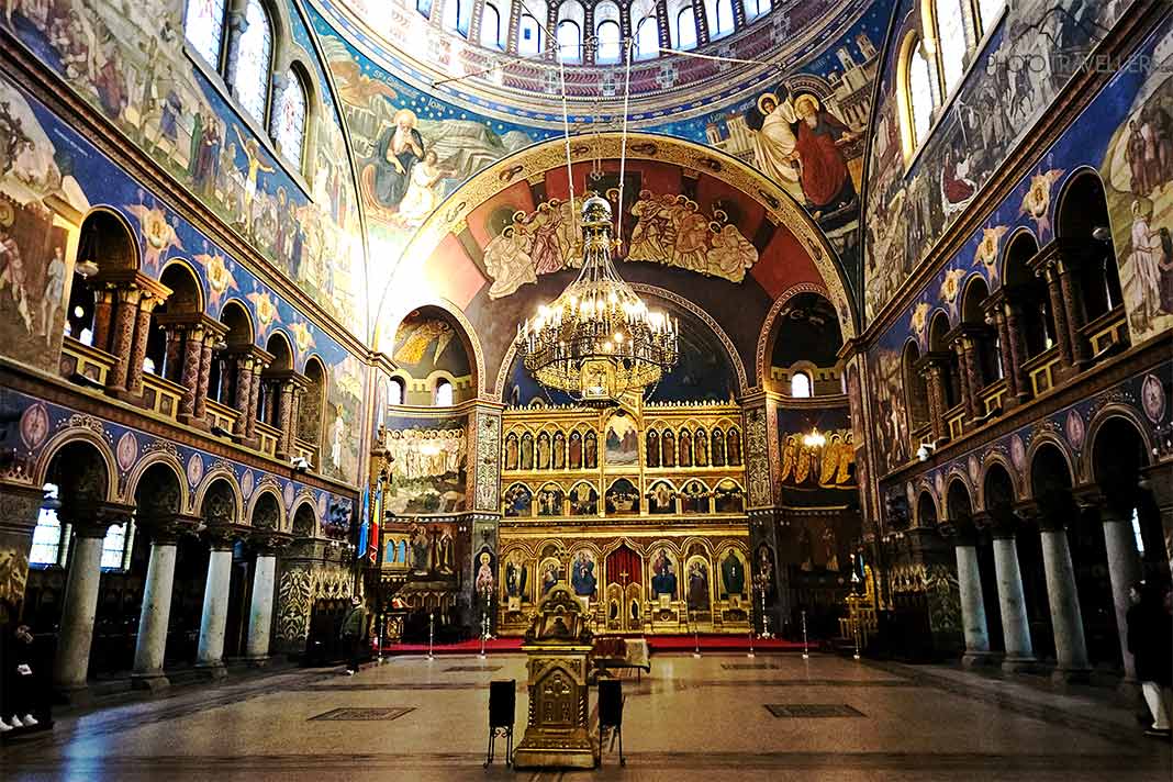 Vergoldete Ikonenwände und vergoldetes Interieur m zieren den Innenbereich der orthodoxen Kathedrale