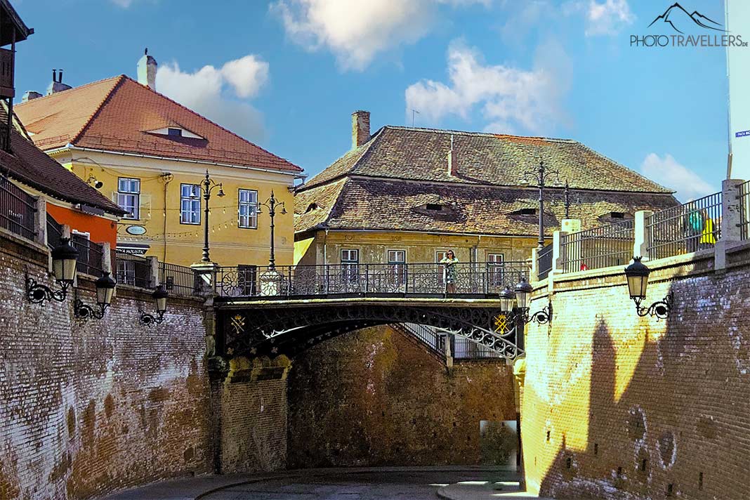 Die kleine Lügenbrücke aus Schmiedeeisen spannt sich in der Altstadt von Sibiu über zwei Steinmauern