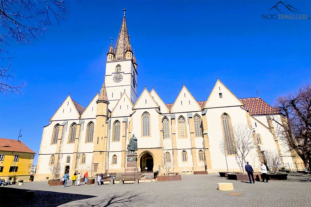 Der 73 Meter hohe Turm der Stadtpfarrkirche St. Marien überragt die Satteldächer des Seitenschiffs deutlich