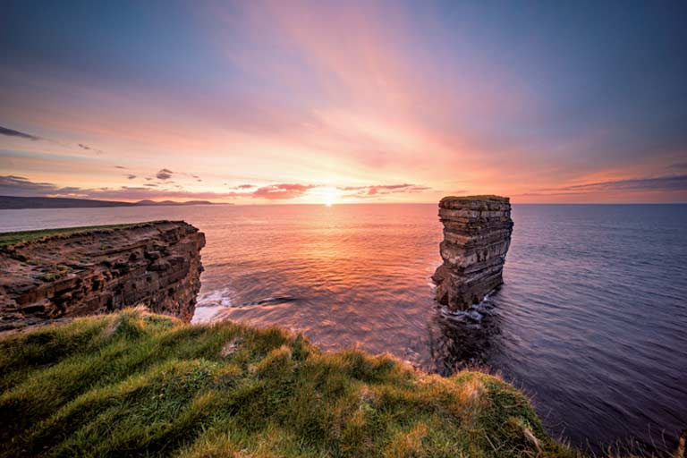 Steilküste mit Felsen im Meer in Irland