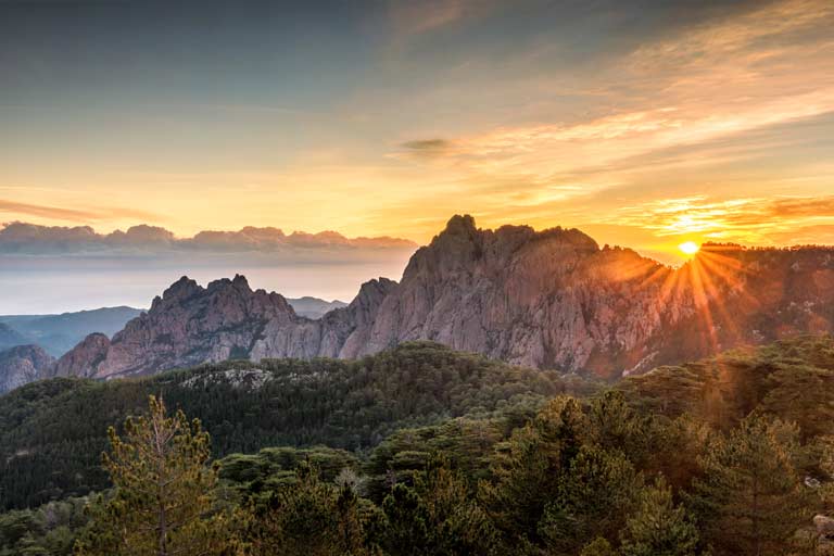 Berggipfel im Morgenlicht, Frankreich