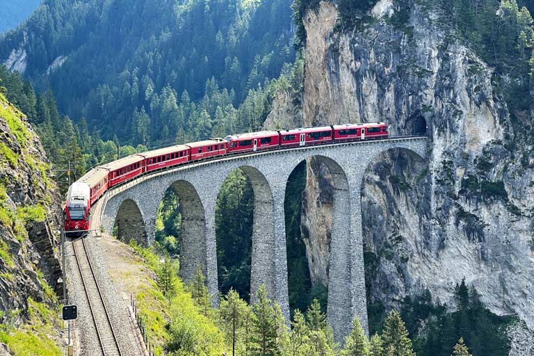 Zug auf dem Landwasserviadukt, Schweiz 