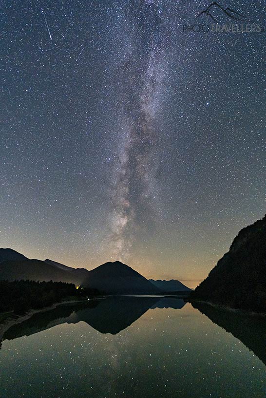 Milchstraße und Komet über dem Sylvensteinspeicher, Bayern