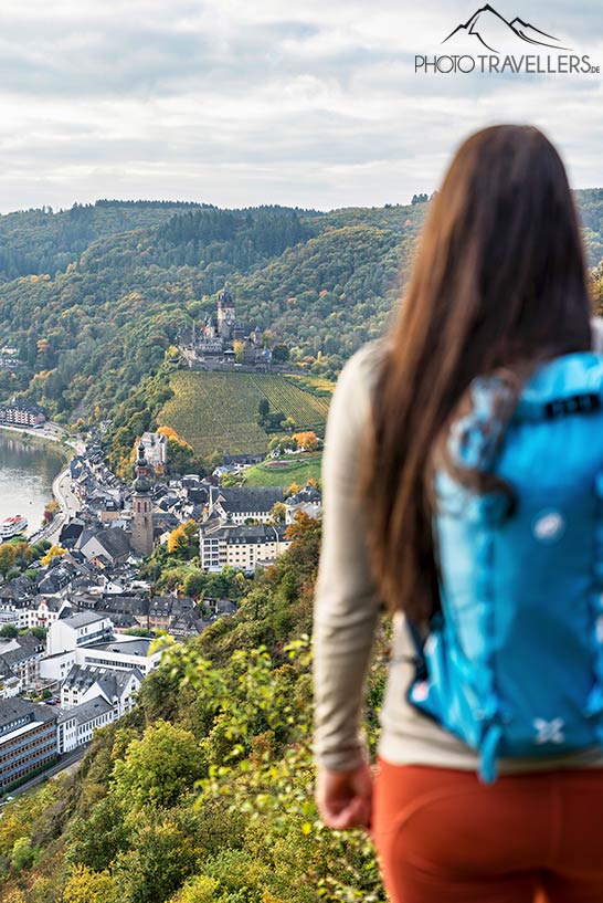Reisebloggerin Biggi Bauer vor der Reichsburg Cochem