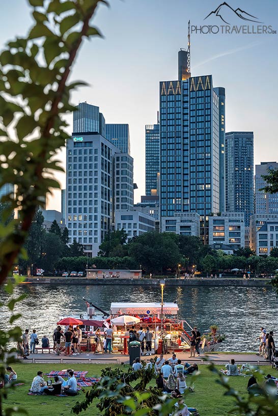 Menschen vor der Frankfurter Skyline