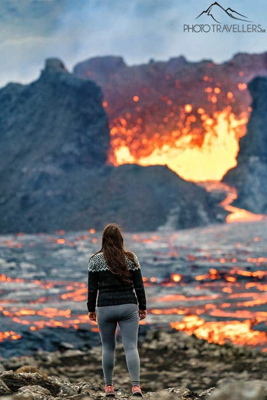 Reisebloggerin Biggi Bauer vor brodelndem Vulkan, Island