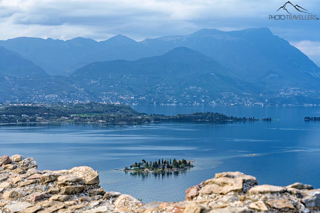 Blick vom Rocca di Manerba auf den Gardasee