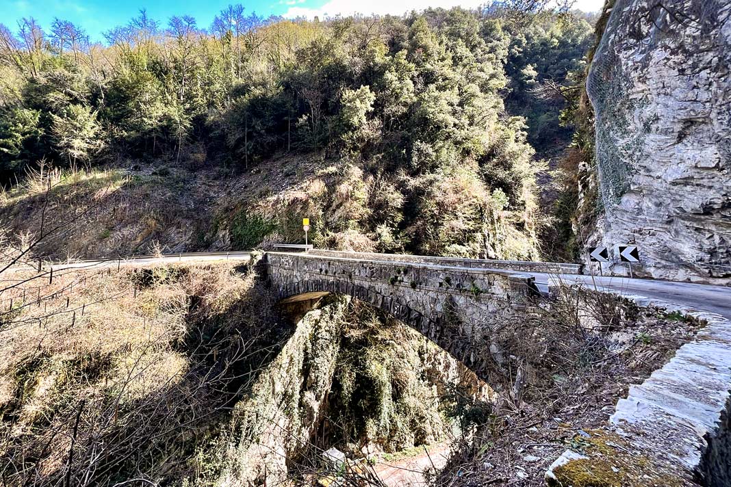 Alte Steinbrücke auf der Strada della Forra, Gardasee