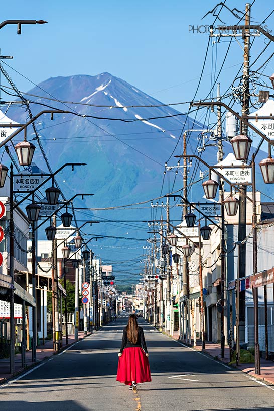 Reisebloggerin Biggi Bauer vor dem Fuji in Fujiyoshida, Japan