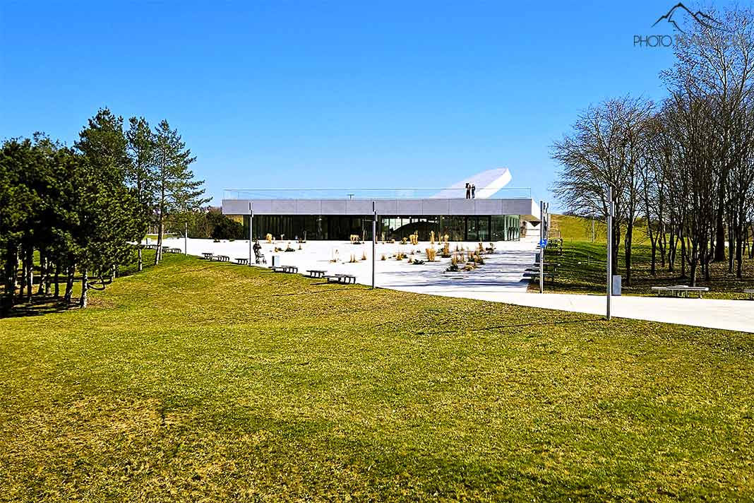 Im flachen, hellen Flachdachgebäude im grünen Sakuras-Park ist das Wissenschaftsmuseum untergebracht