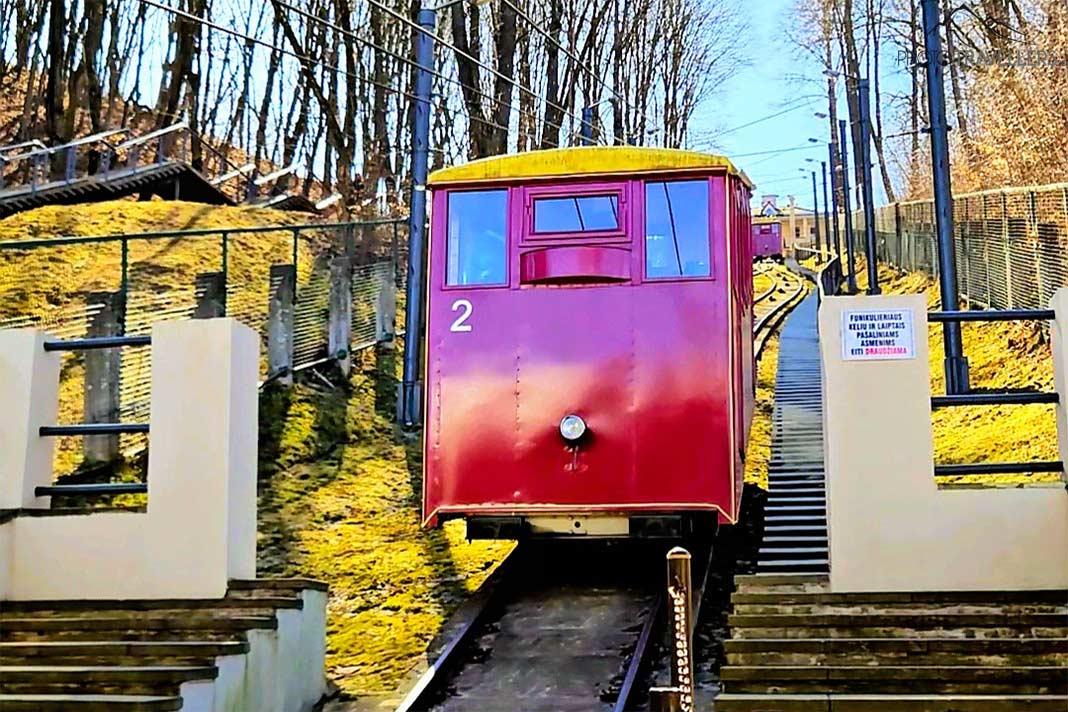 Roter Waggon der historischen Standseilbahn Aleksotas an der Talstation