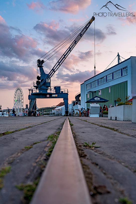 Hafen von Sassnitz mit Kran im Abendlicht, Rügen