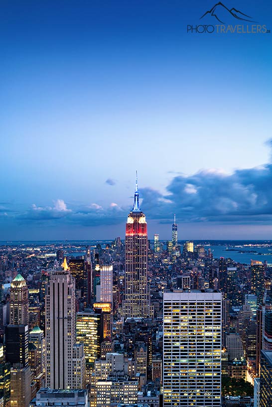 Blick über die Skyline von New York am Abend