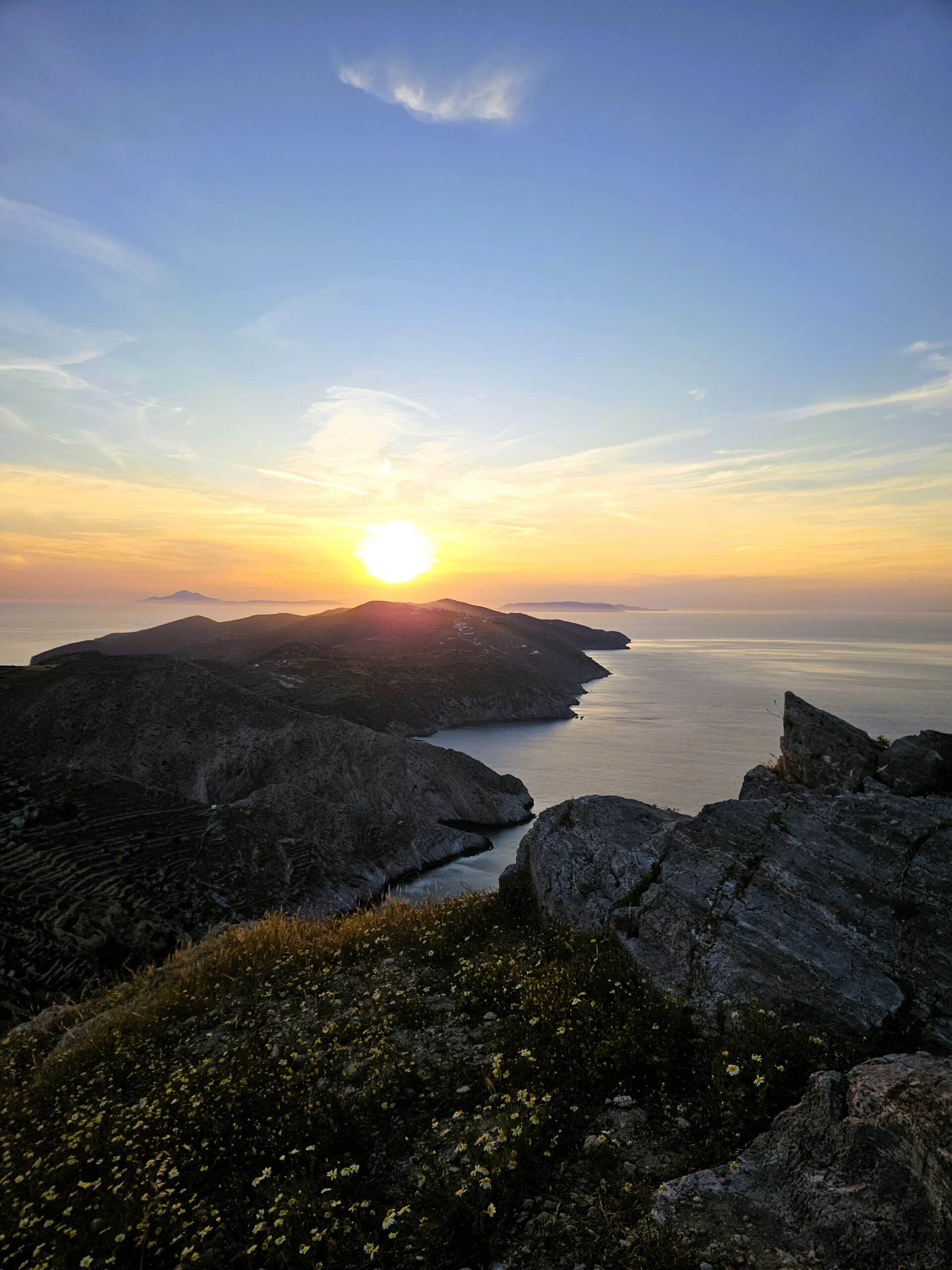 Zerklüftete Felsküste von Folegandros während des Sonnenuntergangs