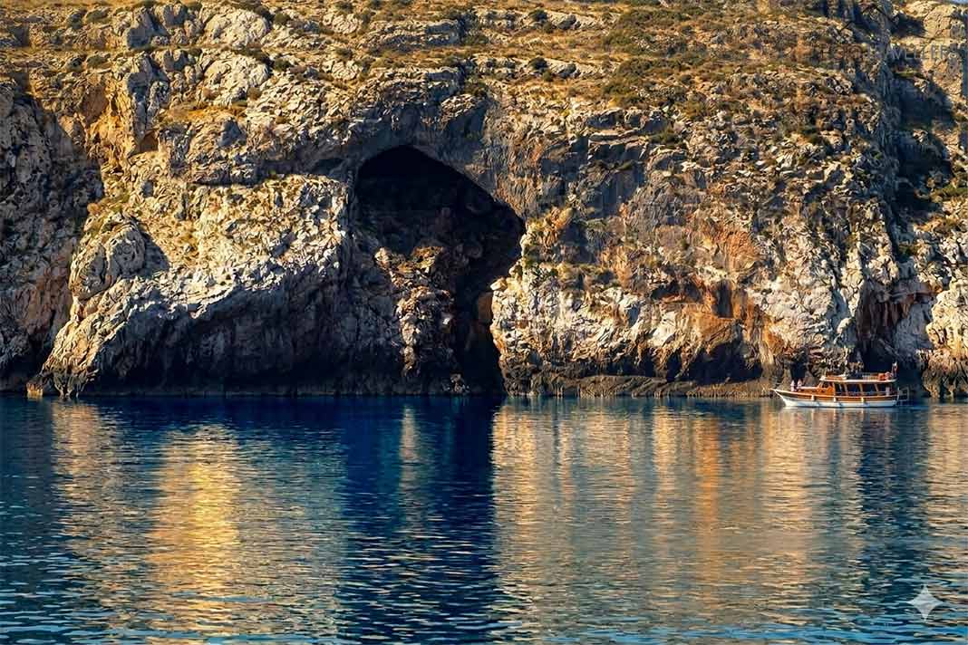 Der Eingang zur Chrysospilia-Höhle im Felsen erinnert an die Form eines Fragezeichens