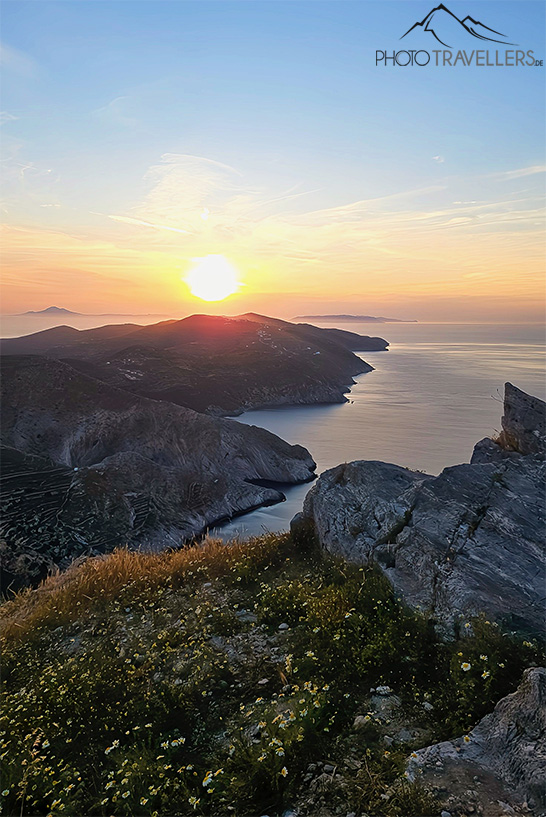 Felsküste von Folegandros während des Sonnenuntergangs