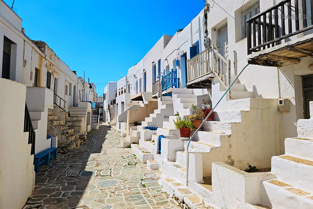 Weiße Häuser mit bunten Fenstern und Türen zieren das Kastro von Folegandros