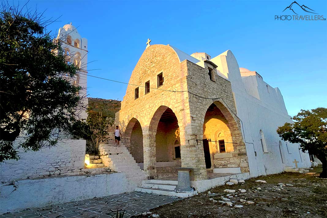 Die weiße Panagia von Folegandros mit Säulenbögen und dem separaten Glockenturm im Abendlicht