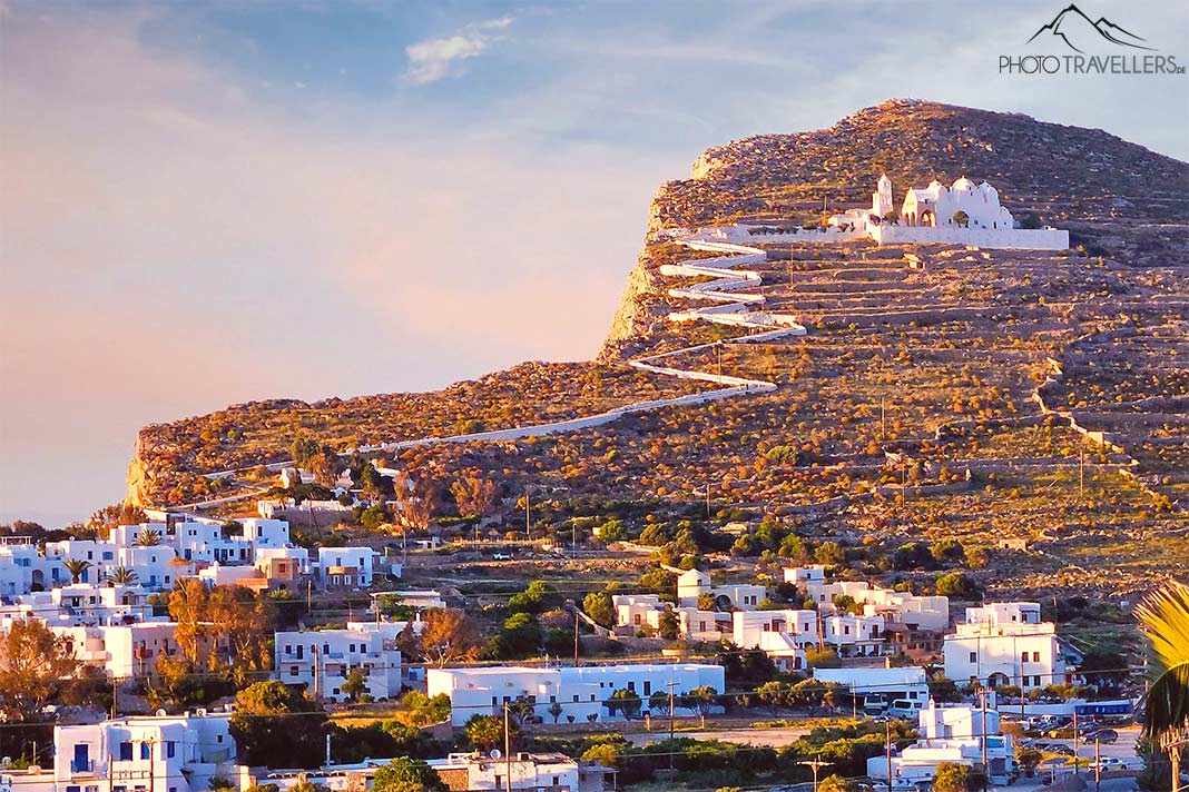 Ein Fußweg führt zur weißen Panagia oberhalb der Chora von Folegandros