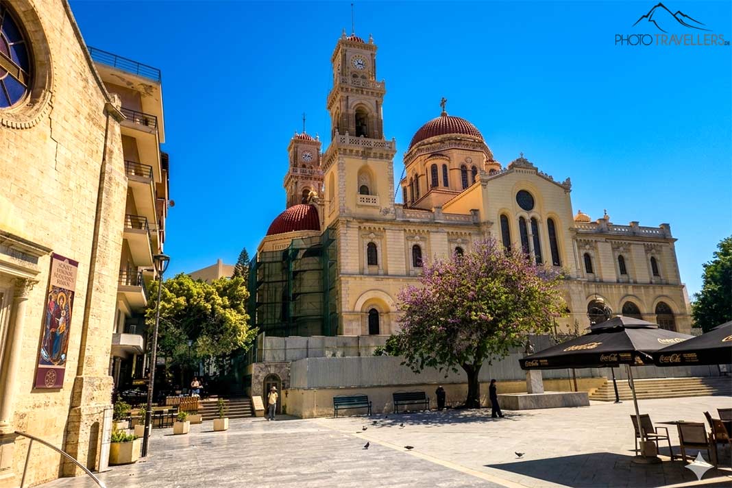 Die große Kirche Agios Minas mit dem hohen Glockenturm und der Kuppel mit Vorplatz