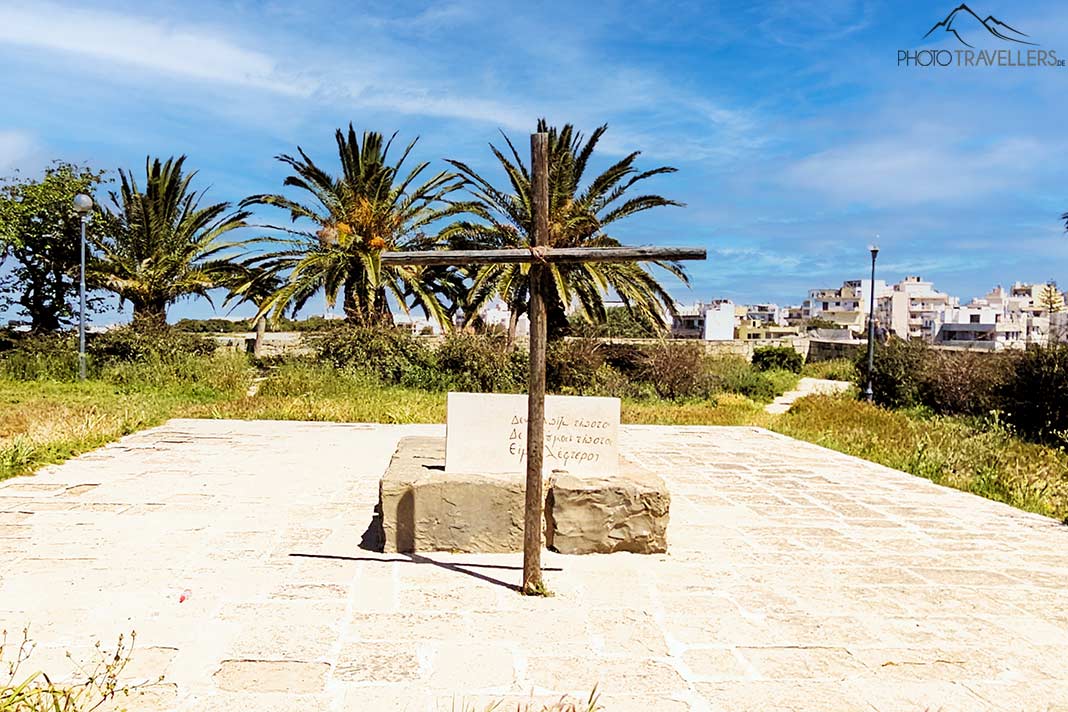 Das Grab von Alexis Sorbas-Autor Nikos Kazantzakis ist ein schlichtes Holzkreuz auf Steinen vor zwei Palmen.