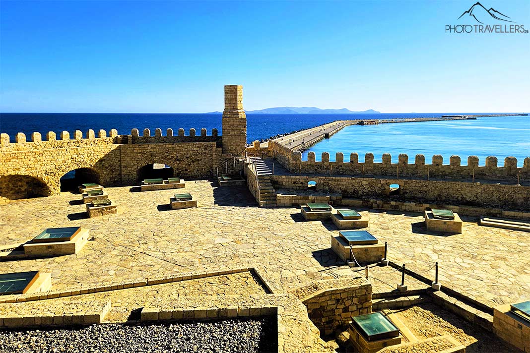 Blick von der steinernen Dachterrasse der Festung auf die Kaimauer von Heraklion