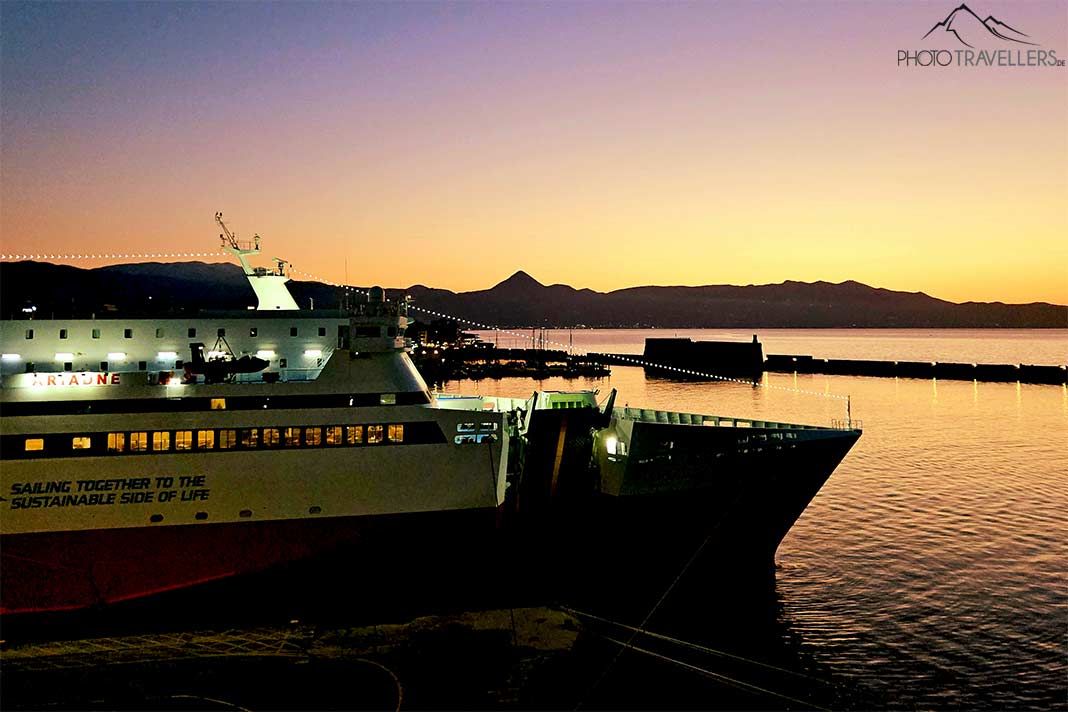 Der Buck einer Fähre im Abendlicht im Hafen von Heraklion
