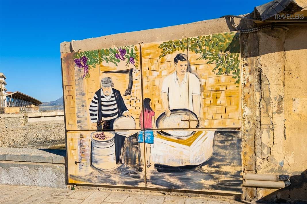 Ein Graffiti auf einer Steinwand ziert den Hafenbereich in Heraklion